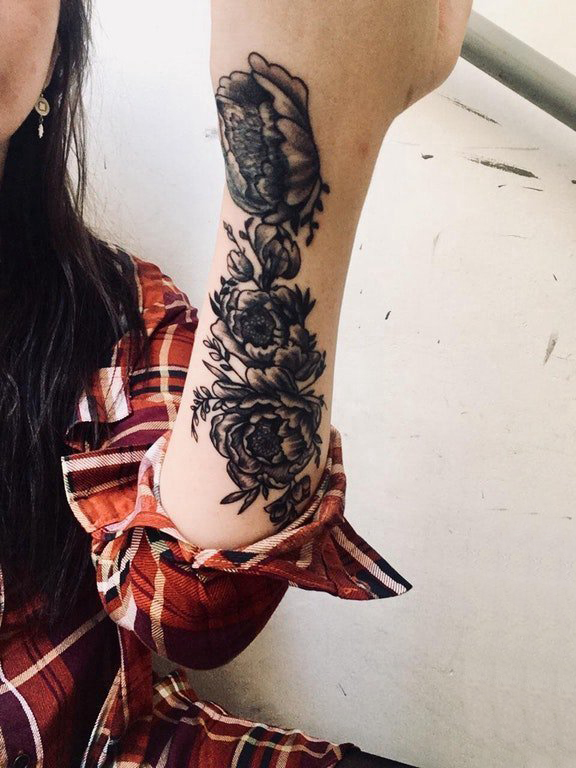 文艺花朵纹身 女生手臂上文艺花朵纹身图片