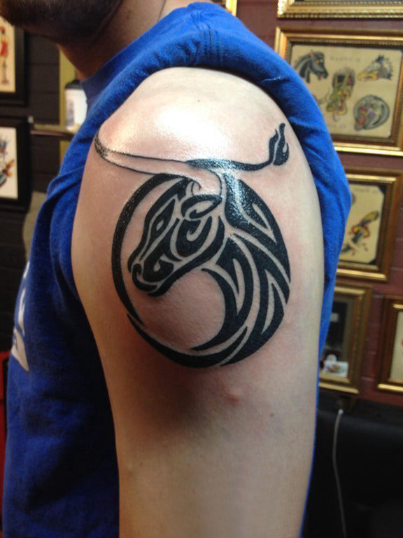 纹身马头 男生手臂上马纹身图案
