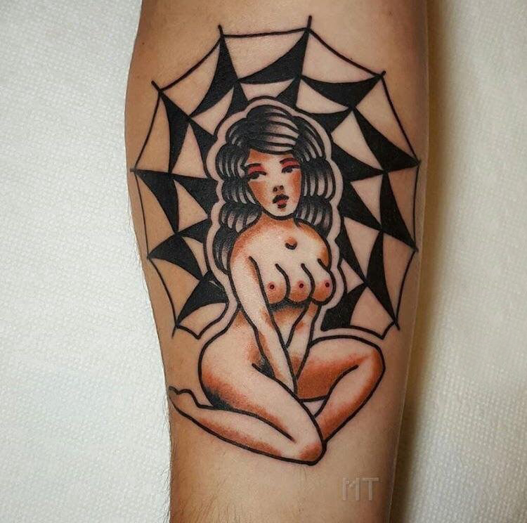 纹身女裸体  女生小腿上创意的女裸体纹身图片