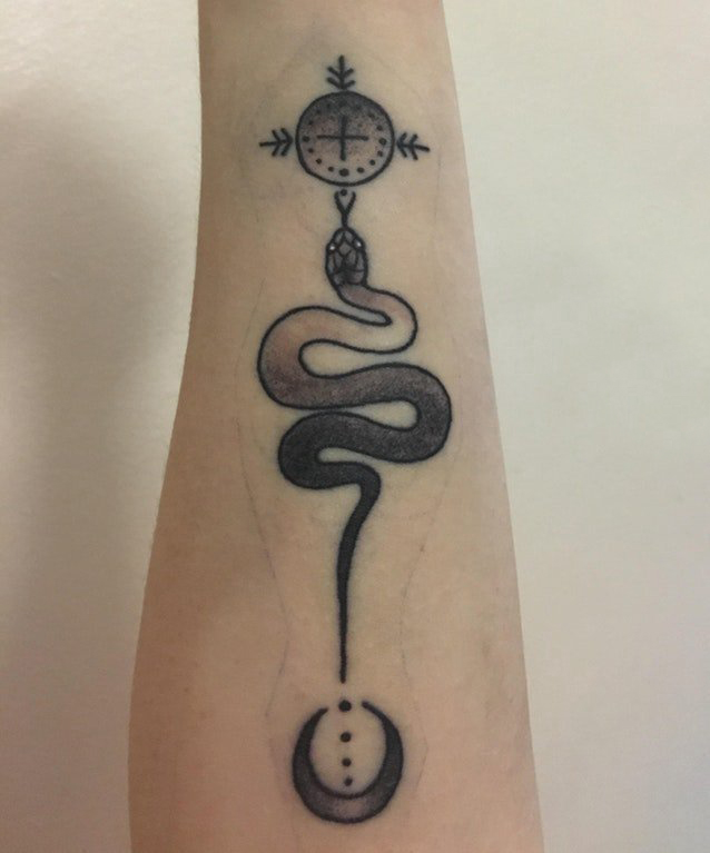 纹身蛇魔 女生手臂上黑色的蛇纹身图片