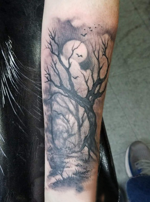 纹身树和月亮纹身图案  女生手臂上树和月亮纹身图片