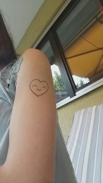 纹身唯美爱心 女生手臂上黑色的爱心纹身图片