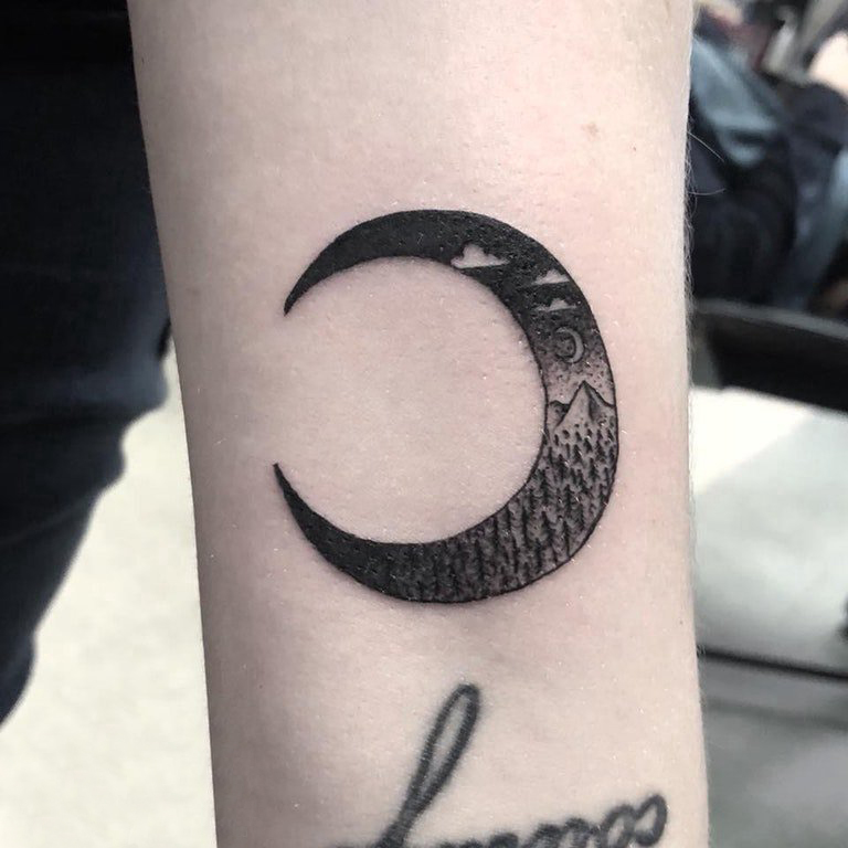 纹身月亮 女生手臂上月亮纹身图片