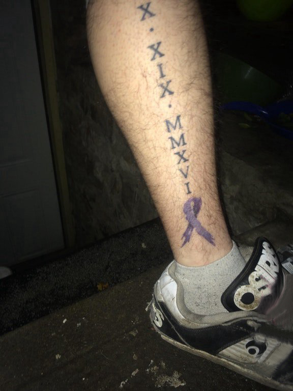 纹身字母设计  男生小腿上黑色的字母纹身图片