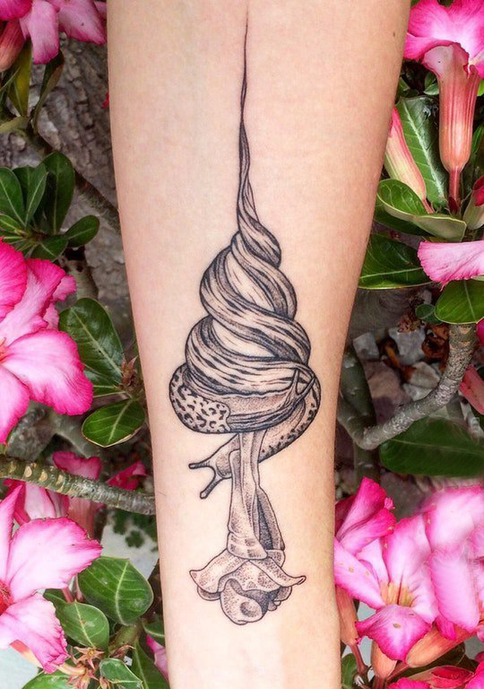 蜗牛纹身图案  女生手臂上黑灰的蜗牛纹身图片