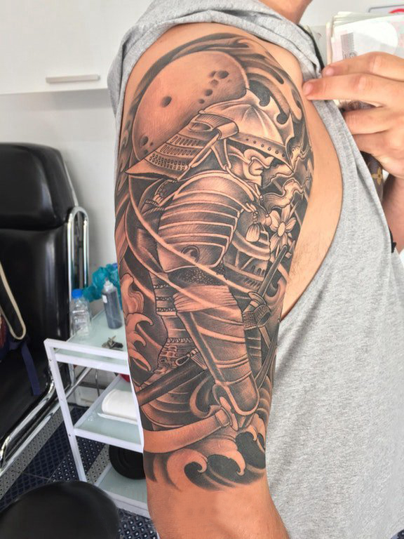 武士纹身 男生大臂上樱花和武士纹身图片