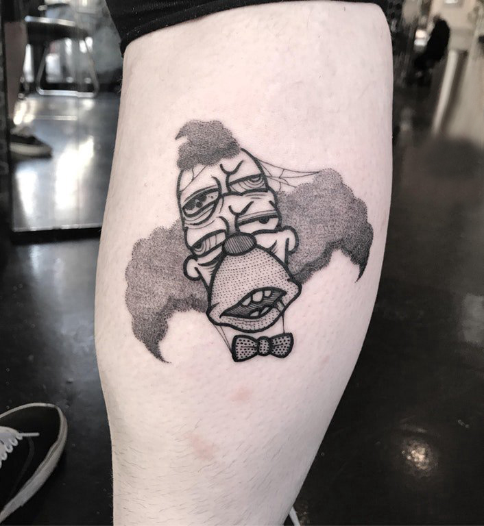 小丑纹身 男生小腿上黑色的卡通小丑纹身图片