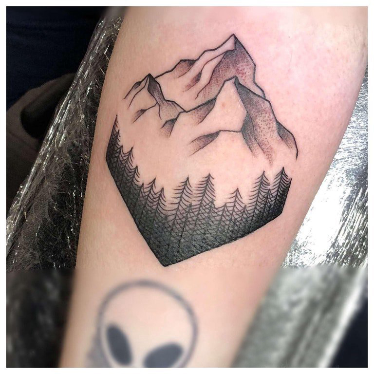 小山峰纹身 女生手臂上黑色的山峰纹身图片