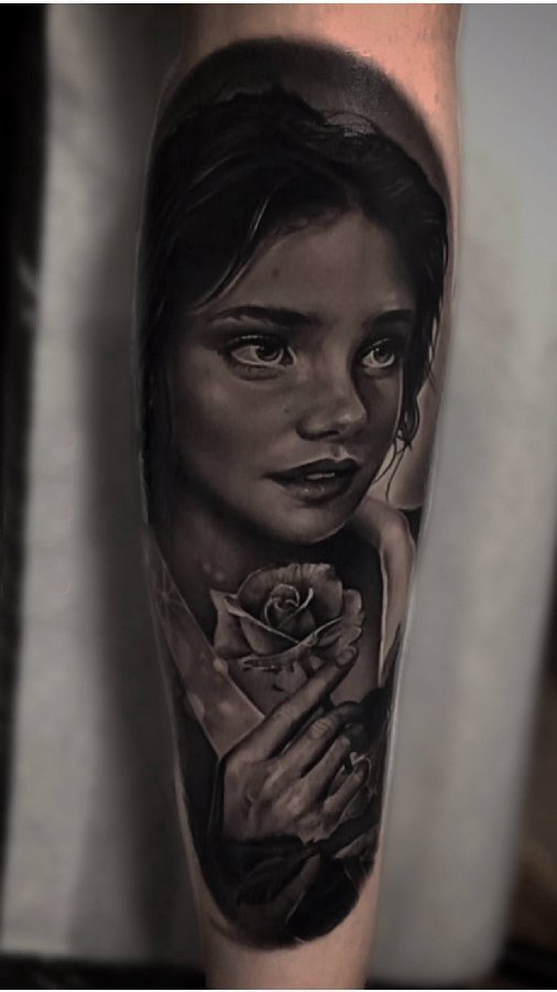 写实美女纹身 男生手臂上玫瑰和女生人物纹身图片