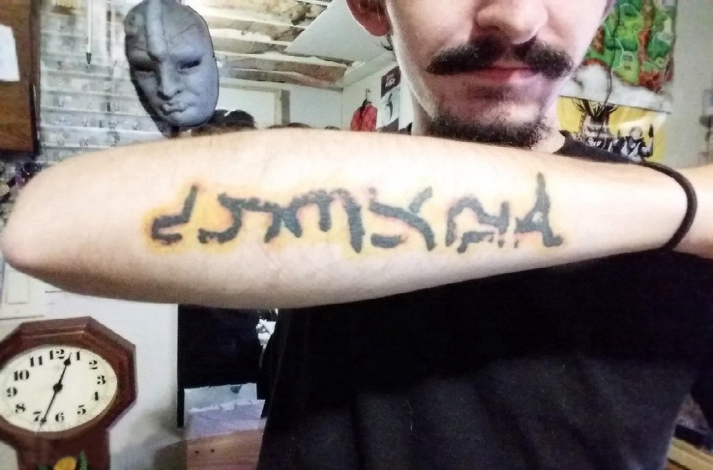 手臂纹身图片 男生手臂上彩色的文字纹身图片