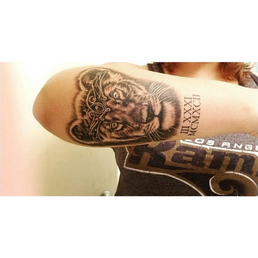 手臂纹身图片 女生手臂上英文和老虎纹身图片
