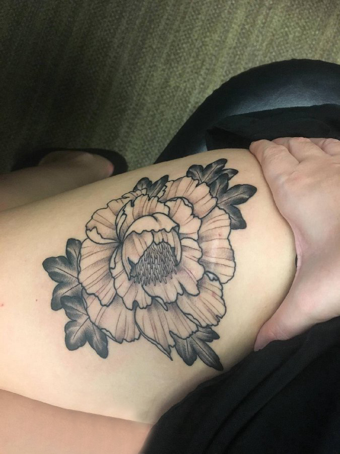 文艺花朵纹身  女生大腿上黑灰的文艺花朵纹身图片