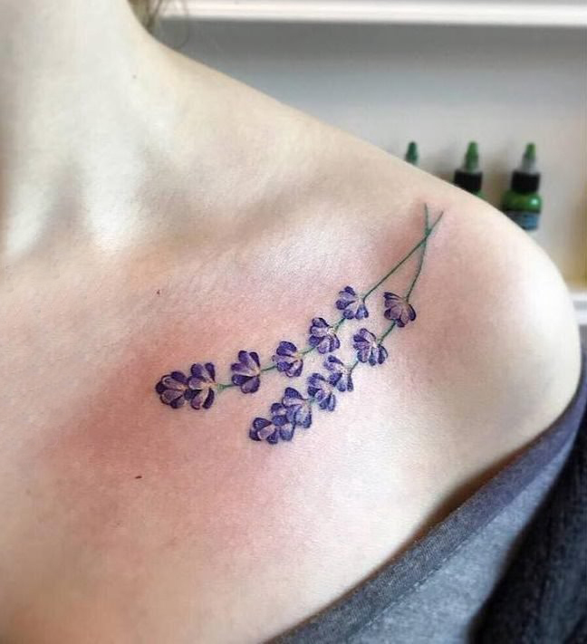 纹身肩膀图腾 女生肩部彩色的紫罗兰纹身图片