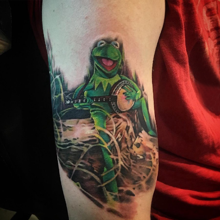 百乐动物纹身 男生大臂上彩色的青蛙纹身图片
