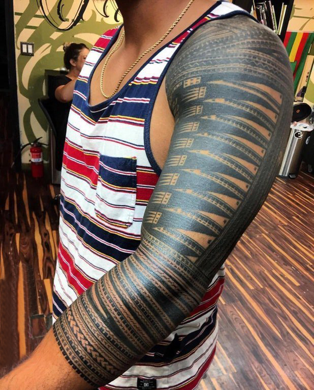 部落图腾纹身 男生手臂上黑色的部落纹身图片