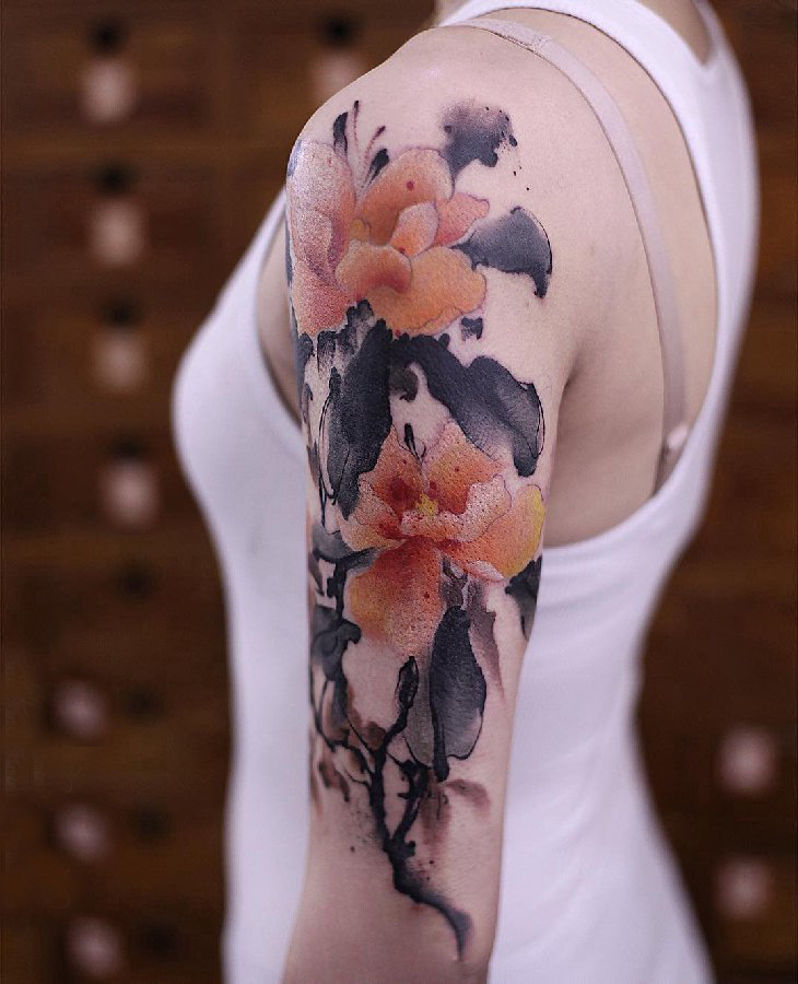 彩色泼墨纹身 女生手臂上彩色的花朵纹身图片