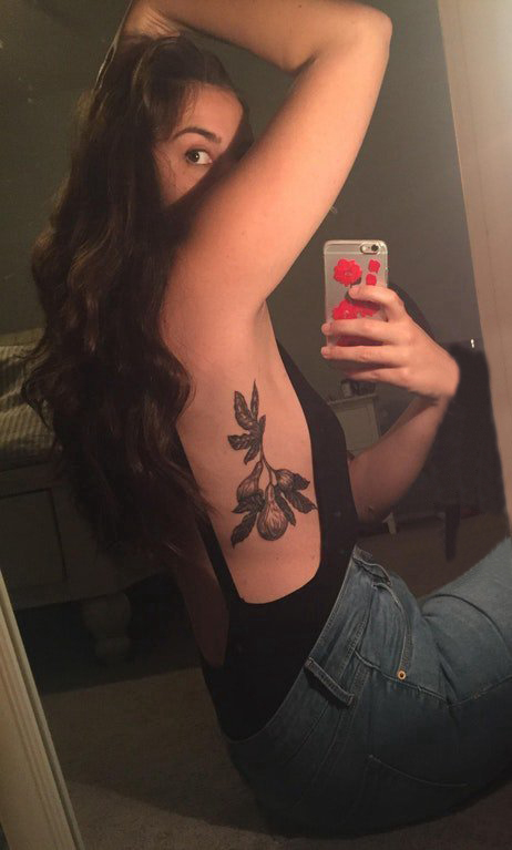 植物纹身  女生侧腰上小清新的植物纹身图片