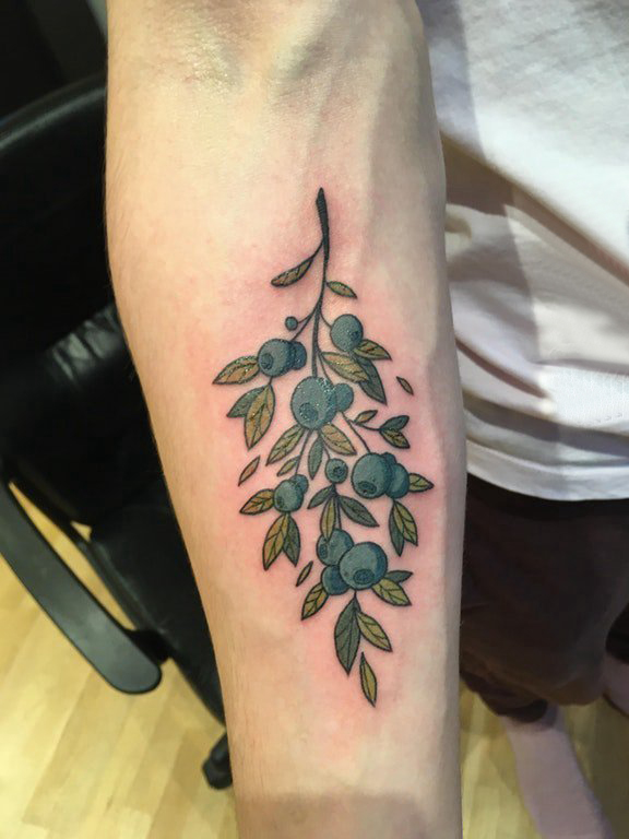 植物纹身  女生手臂上小清新的植物纹身图片