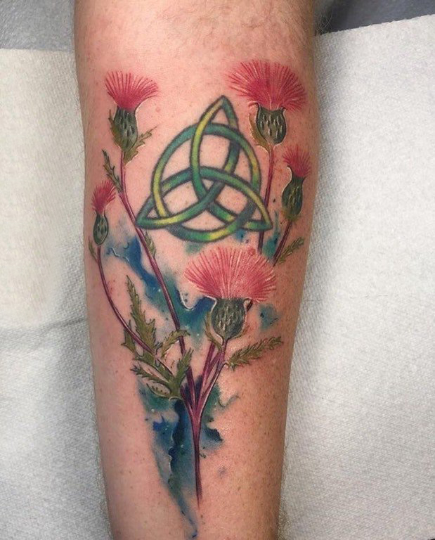 植物纹身  女生小臂上植物和几何图形纹身图片