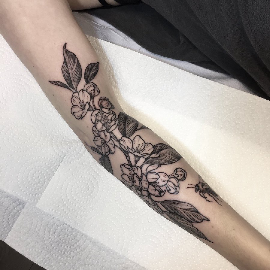 植物纹身 女生手臂上黑灰的植物纹身图片