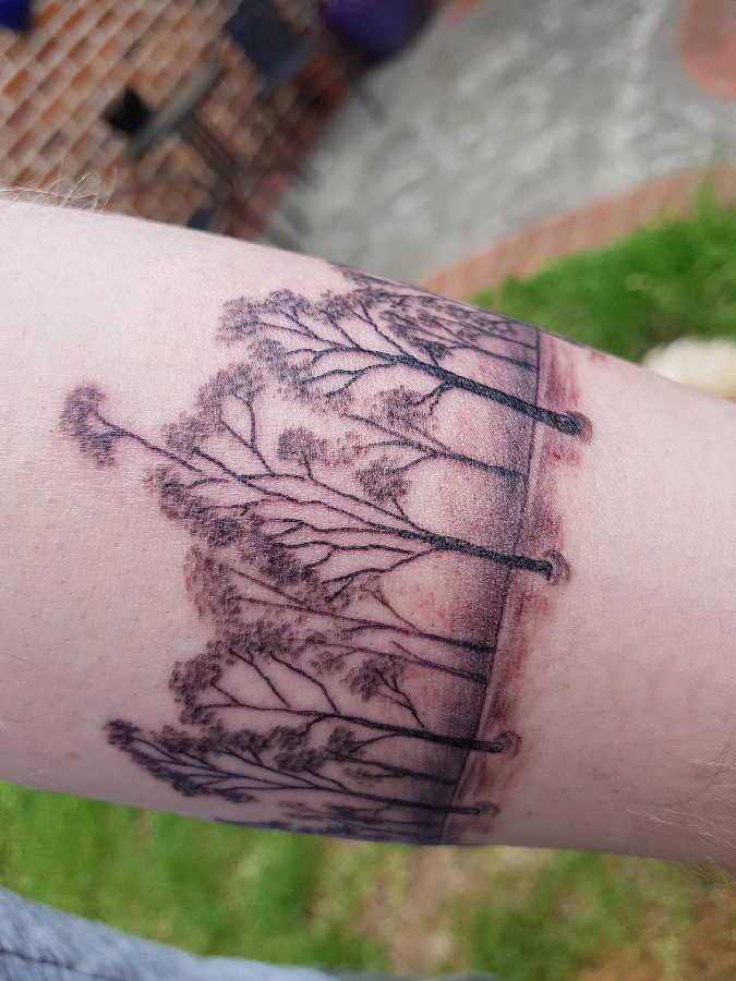 植物纹身 女生手臂上黑色的臂环纹身图片