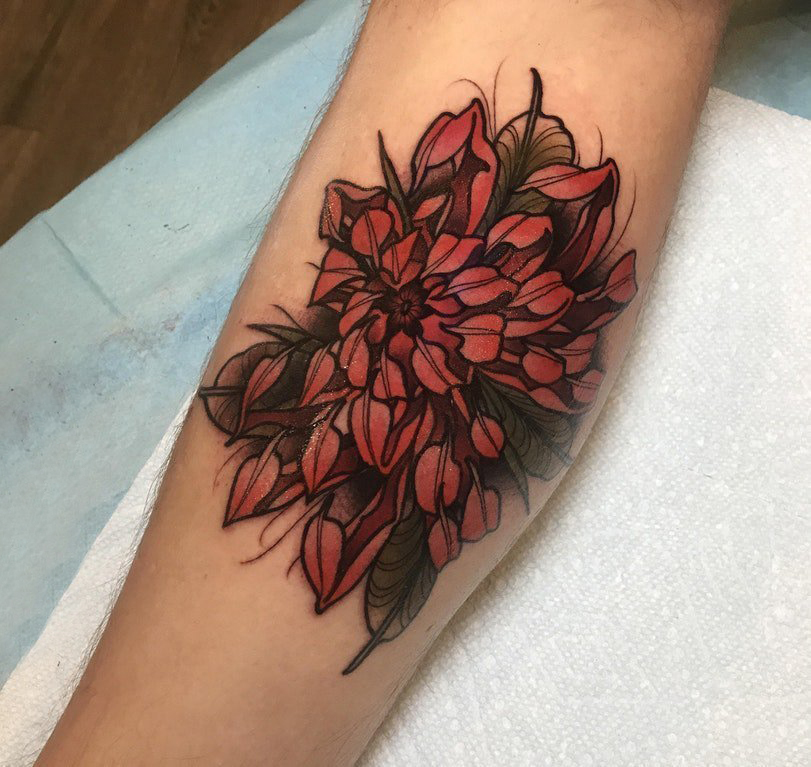 中国风花卉纹身 男生手臂上彩色的花朵纹身图片