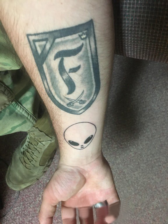 盾牌纹身图案 男生手臂上外星人和盾牌纹身图片