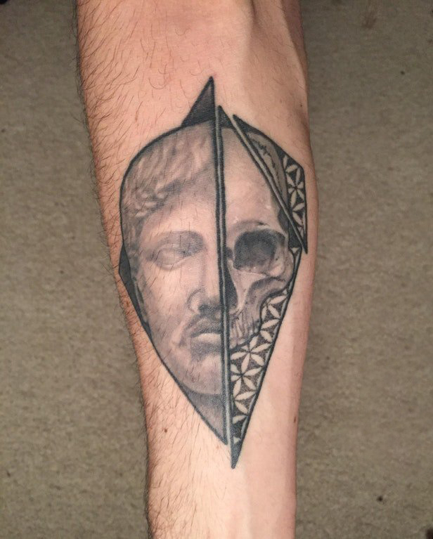 黑灰写实纹身 男生手臂上骷髅和人物拼接纹身图片