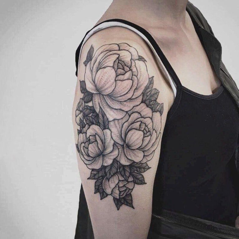 黑灰写实纹身 女生大臂上黑灰的花朵纹身图片