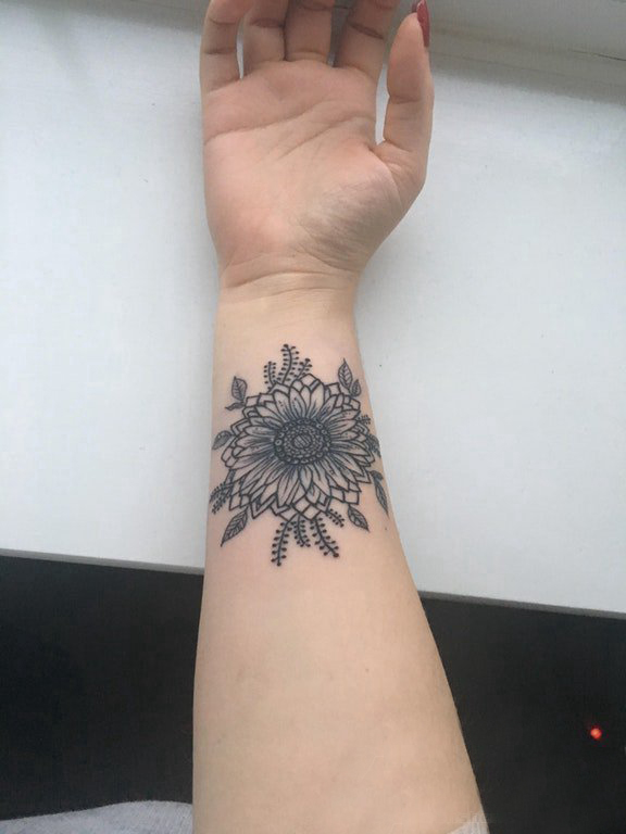 黑灰写实纹身 女生手腕上黑色的花朵纹身图片