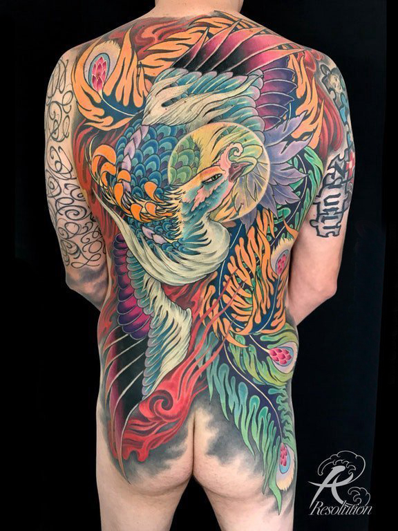 后背纹身男 男生后背上彩色的植物和动物纹身图片