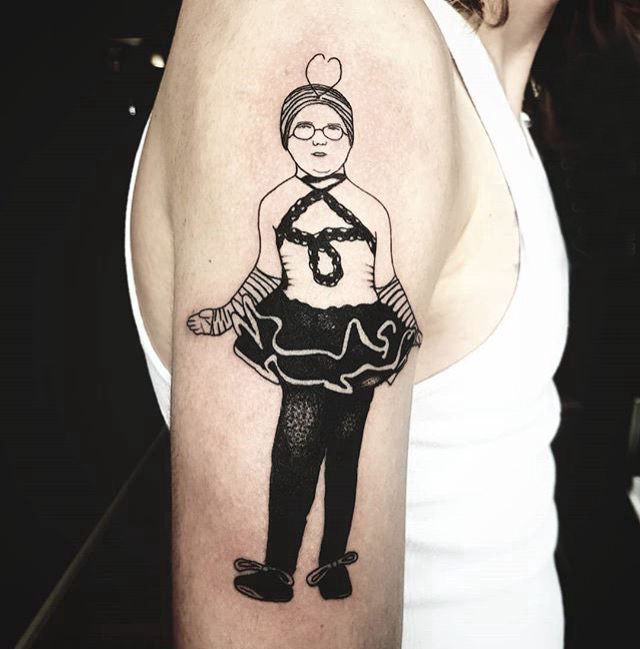 极简线条纹身 男生大臂上黑色的人物纹身图片