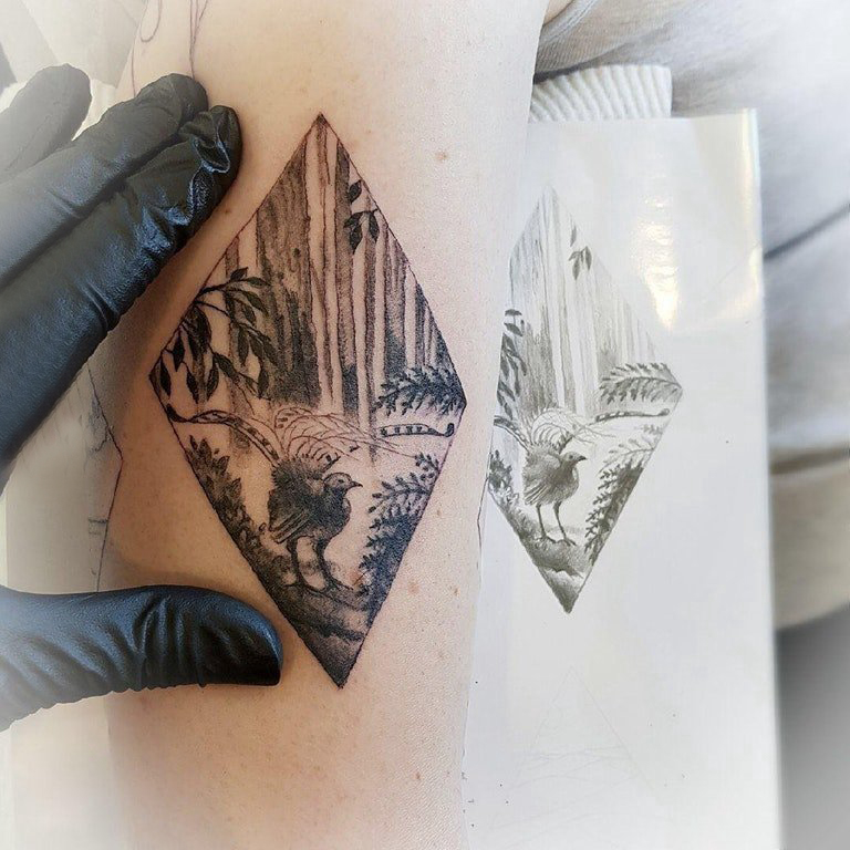 几何动物纹身  女生手臂上黑灰动物纹身图片