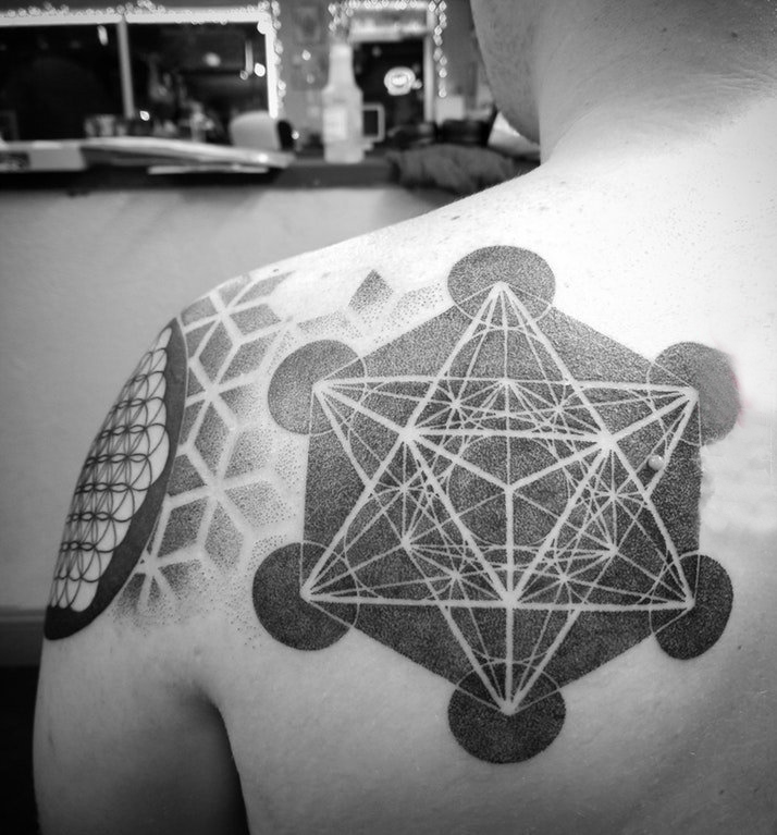 几何纹身图案  男生肩部创意的几何纹身图片