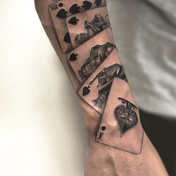 几何元素纹身 男生手臂上黑色的扑克牌纹身图片