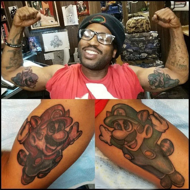卡通人物纹身  男生大臂上彩色的马里奥纹身图片