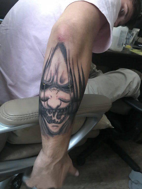 恐怖纹身 男生手臂上黑灰的人物纹身图片