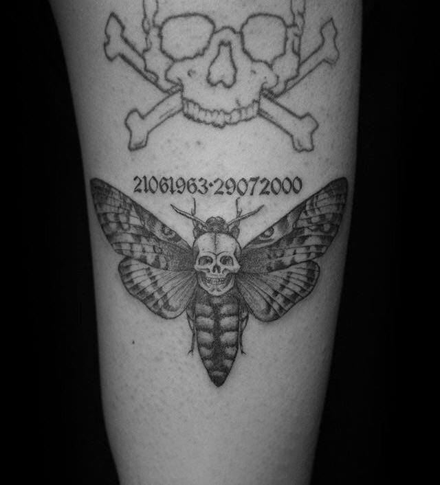 骷髅和蝴蝶纹身图案  女生腿上骷髅和蝴蝶纹身图片