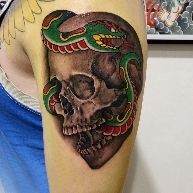 骷髅和蛇纹身图案  男生手臂上骷髅和蛇纹身图片