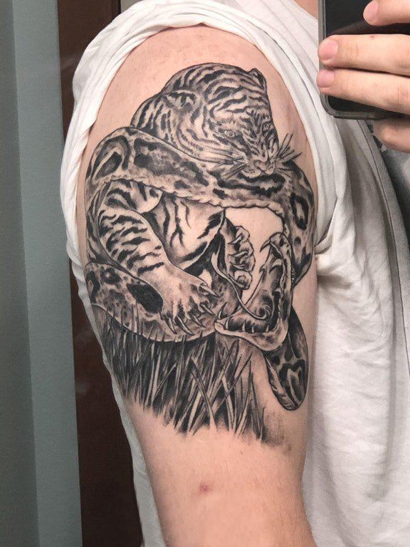 老虎和蛇纹身图案 男生大臂上上老虎和蛇纹身图片