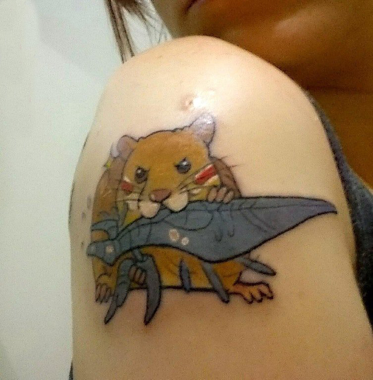 老鼠纹身图  女生大臂上可爱的老鼠纹身图片