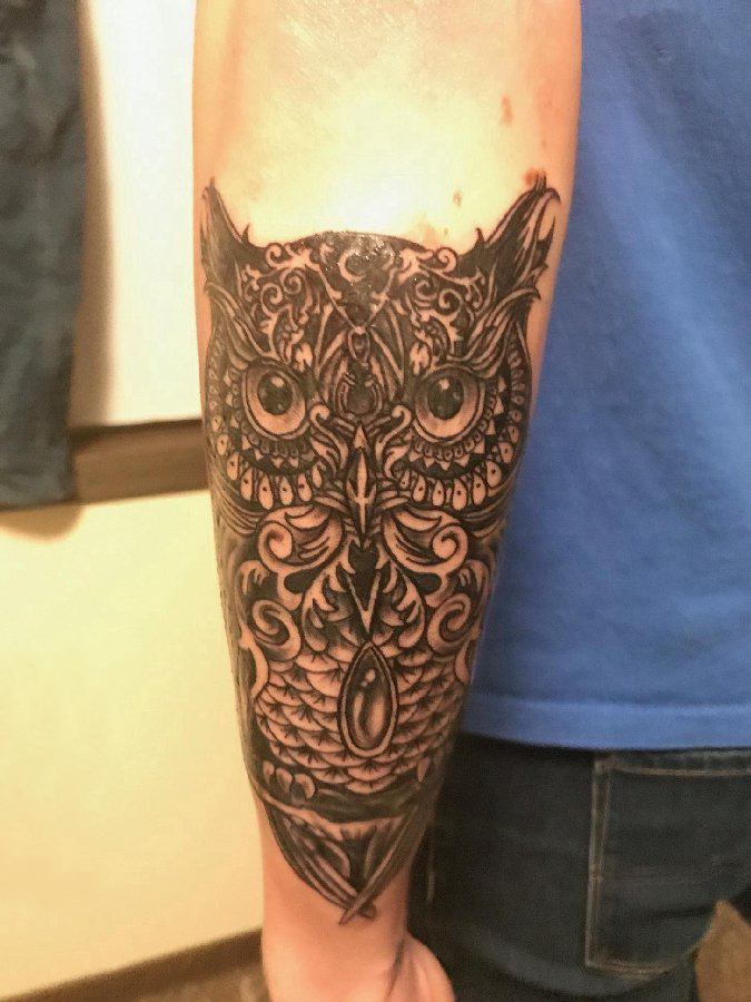 猫头鹰纹身图 男生手臂上黑色的猫头鹰纹身图片