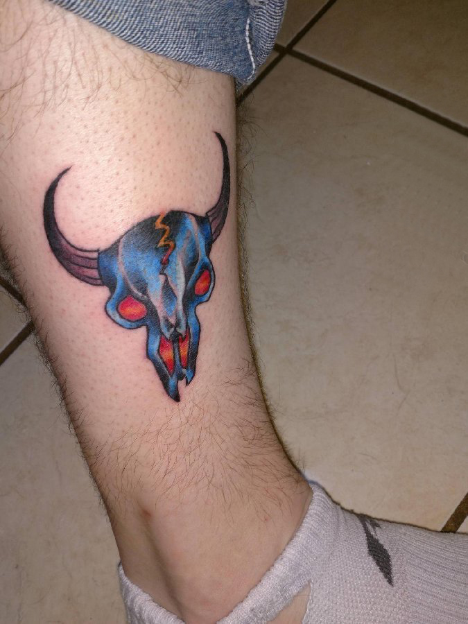 牛头骨纹身  男生小腿上彩色的牛头骨纹身图片