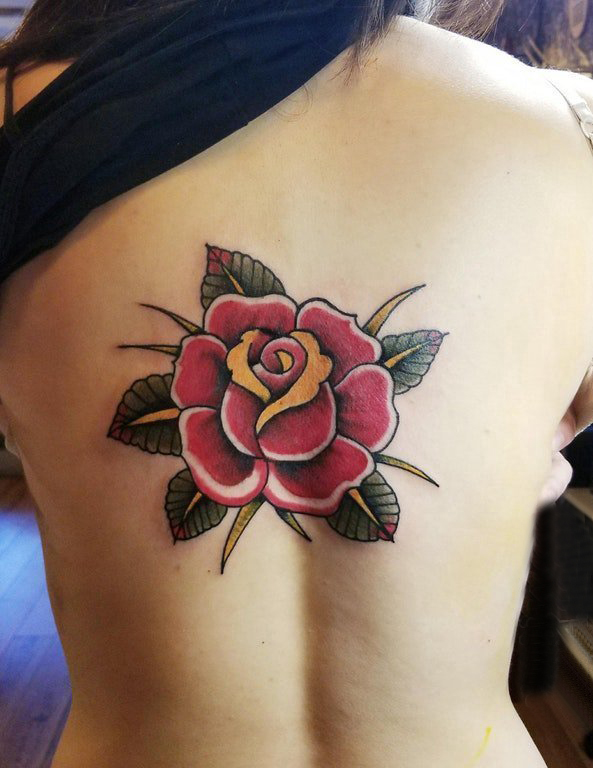 女生后背纹身图 女生后背上彩色的玫瑰纹身图片
