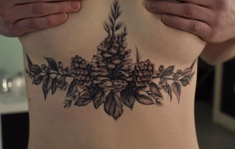 女生胸下纹身  女生胸下黑灰的植物纹身图片