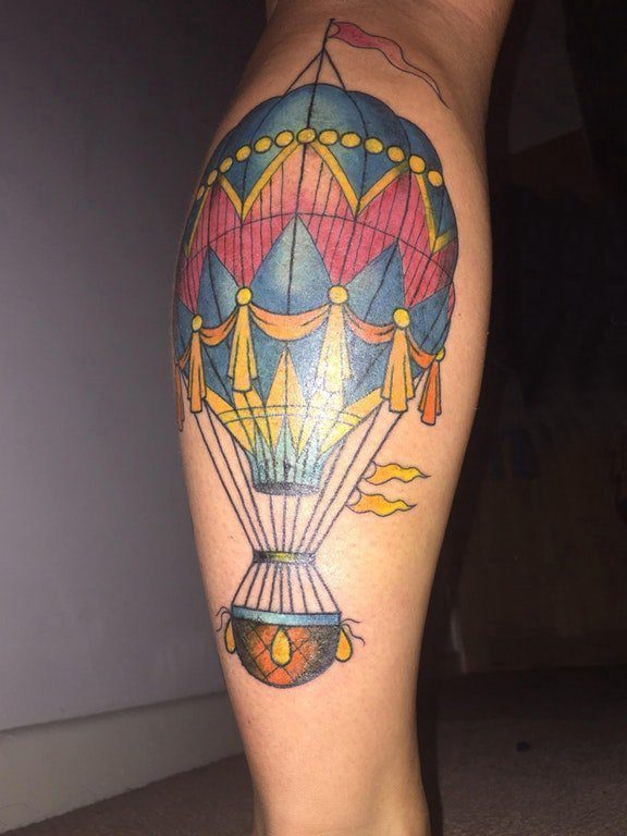 欧美小腿纹身 男生小腿上彩色的热气球纹身图片