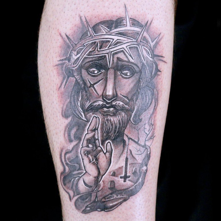 欧美小腿纹身 男生小腿上黑灰的耶稣纹身图片