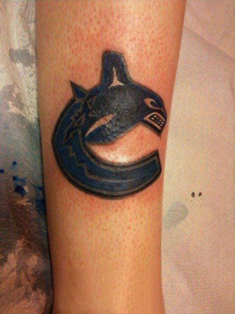 鲨鱼纹身图  女生手臂上极简的鲨鱼纹身图片