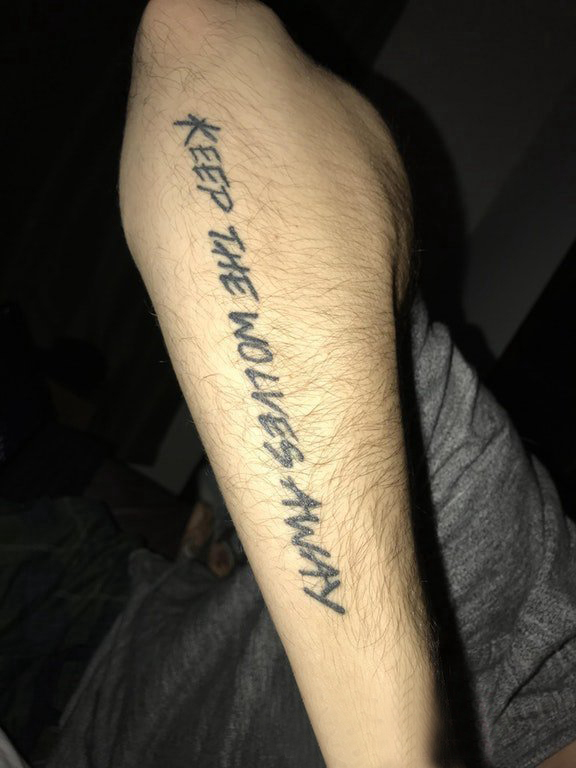 手纹身英文字母  男生手臂上黑色的英文字母纹身图片