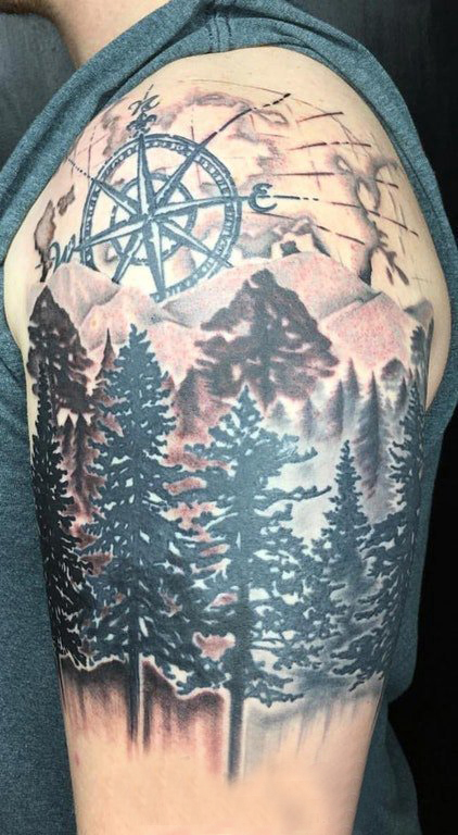 双大臂纹身  男生大臂上森林和指南针纹身图片